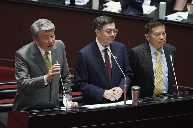 台積電對美國擴大投資，外界關注是否影響供應鏈往美國移動。行政院長卓榮泰（中）4日與經濟部長郭智輝（左）、國發會主委劉鏡清（右）列席立法院院會，回應相關議題的質詢。圖／中央社