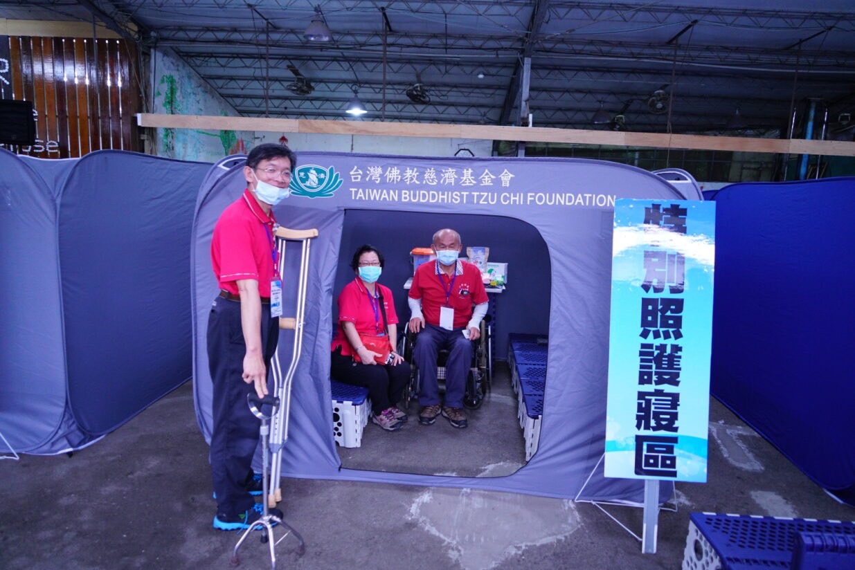 慈濟研製捐贈的隔屏，為災民提供隱私空間，受到日媒大讚。圖/慈濟基金會提供