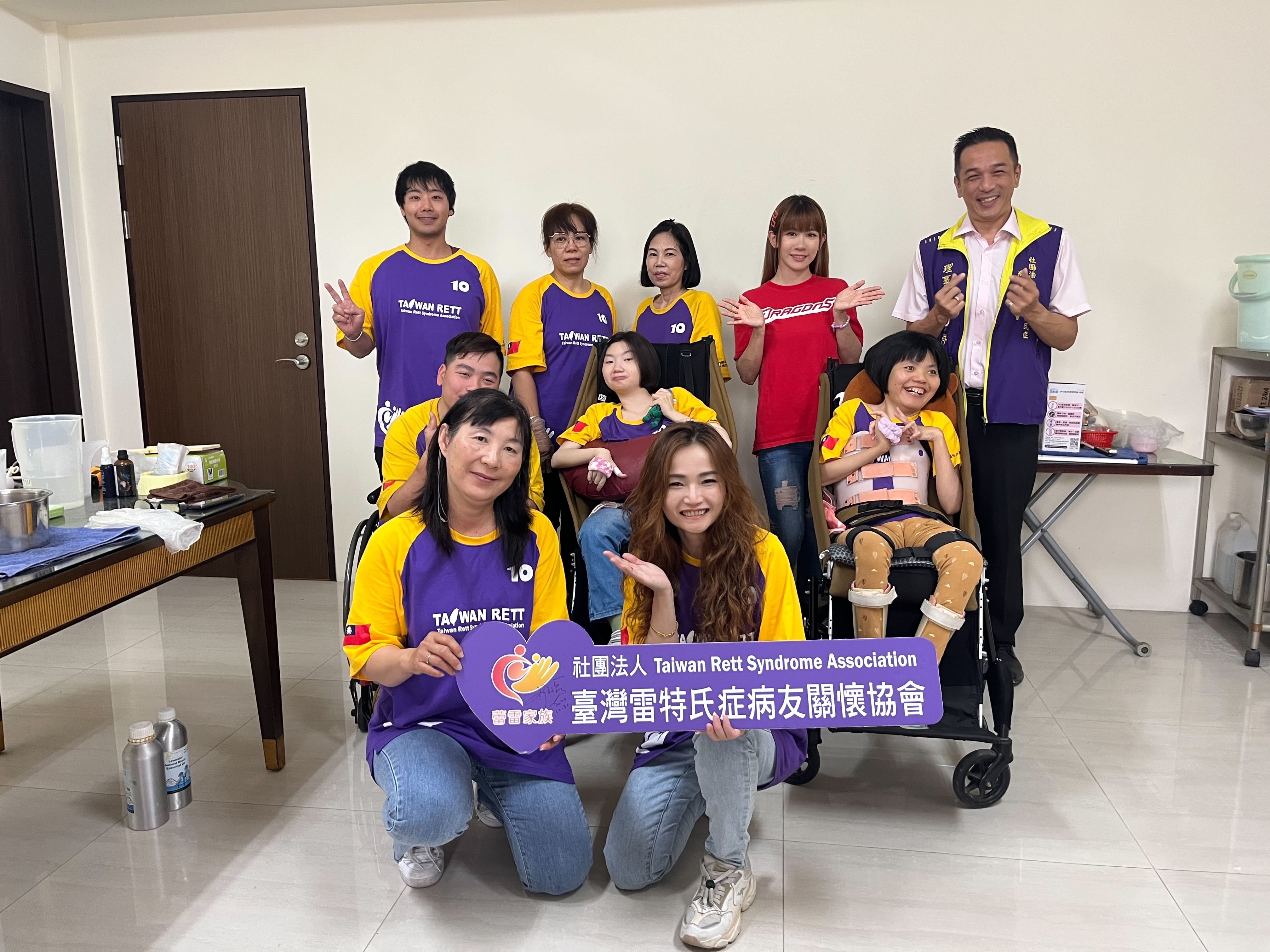 味全龍小龍女琪琪在基金會安排下至雷特氏關懷協會關心病友。圖/頂新和德文教基金會提供