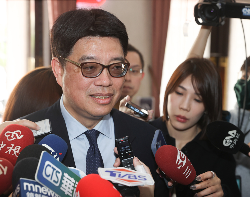 近日眾多陸配收到限期補件通知，要求3個月內補交「經海基會驗證之喪失原籍公證書」等文件，否則將面臨撤銷定居證與戶籍的處分。圖為陸委會主委邱垂正8日受訪談陸配居留許可相關事宜。圖/中央社