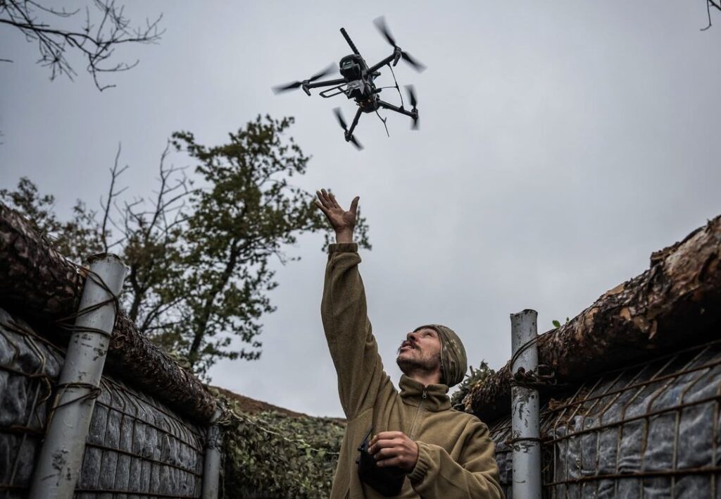 烏克蘭戰爭陷入膠著又面臨美國壓力，烏克蘭士兵發射無人機。圖/取自烏克蘭政府官網