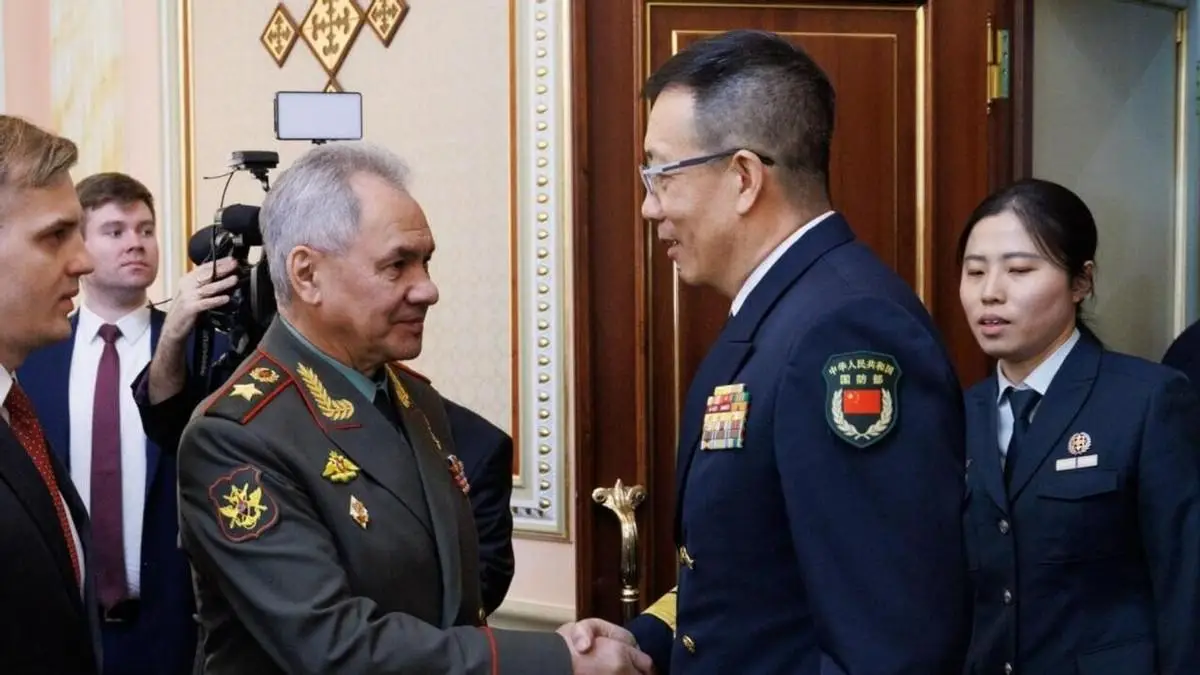 圖為去年俄羅斯國防部長紹伊古（左）與大陸國防部長董軍晤面。圖／取自搜狐
