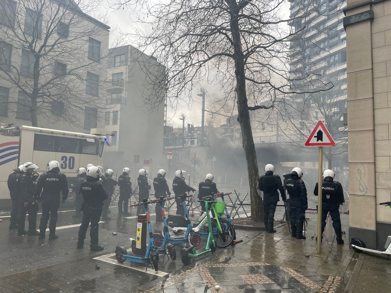抗議的農民在街頭焚燒輪胎。圖/取自中央社