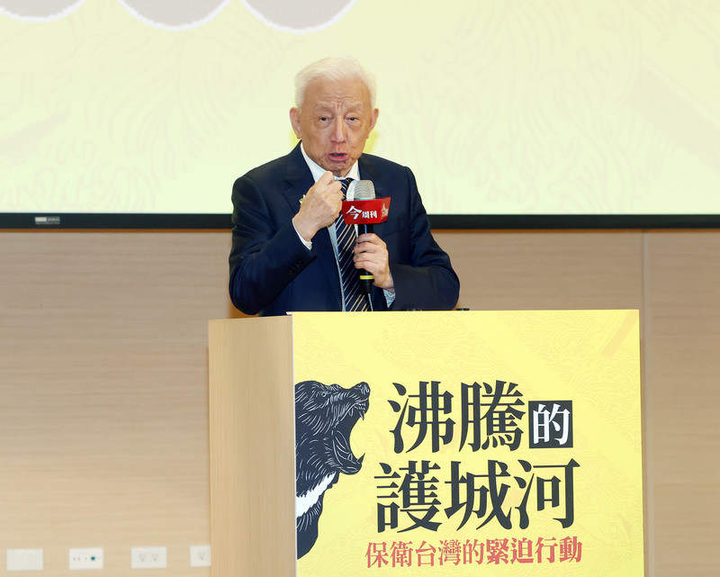 「沸騰的護城河」新書座談，身陷緋聞的聯電創辦人曹興誠站台致辭。圖/中央社