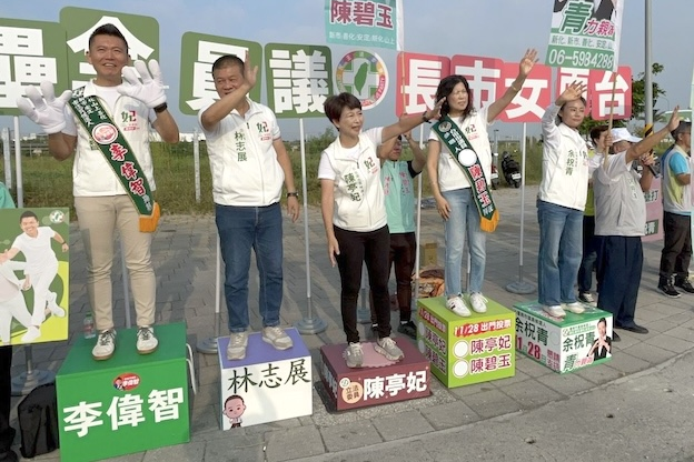 民進黨台南市長參選人陳亭妃（中）等人到街口拜票。圖/陳亭妃競選辦公室提供