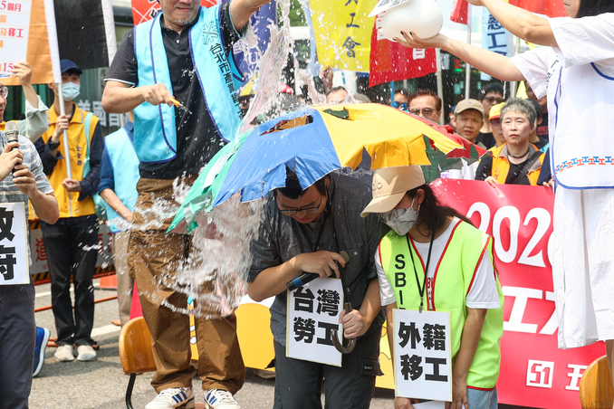 薪水追不上物價！6成5上班族仍在還貸　「為了生活借錢」成主因