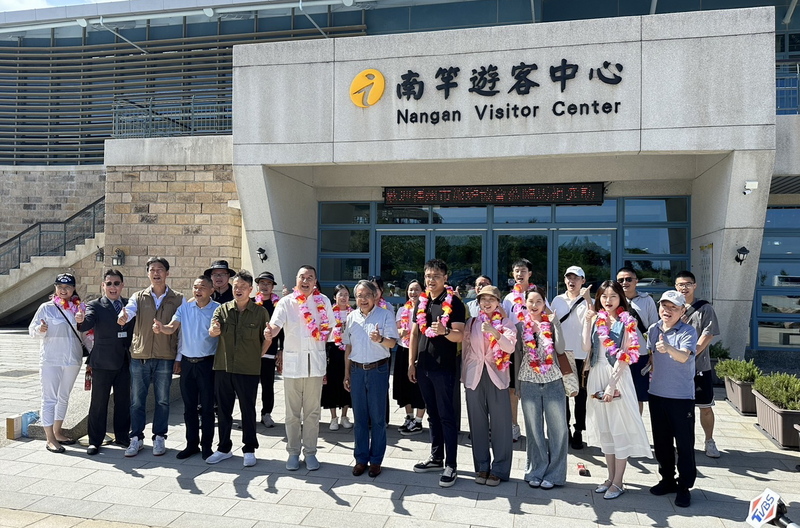 福州旅遊踩線團6月29日在馬祖 南竿遊客中心前合影。 圖/ 中央社