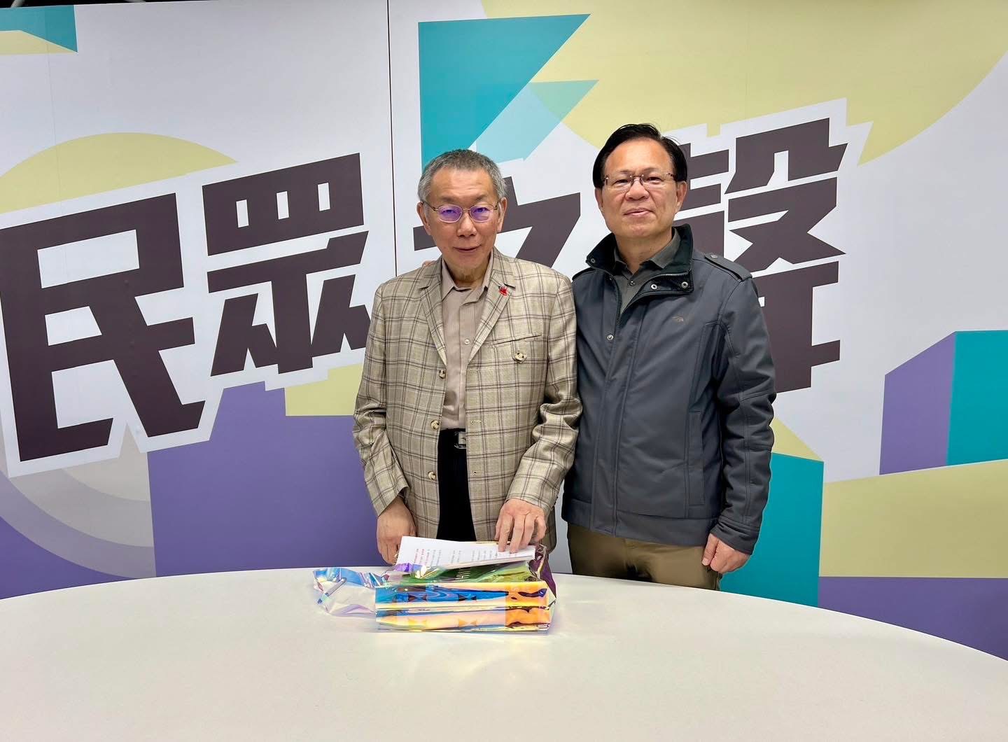民眾黨立委張啟楷（右）怒批，公視在經費使用上先斬後奏，還將前民眾黨主席柯文哲與貪腐掛勾。圖/取自張啟楷臉書