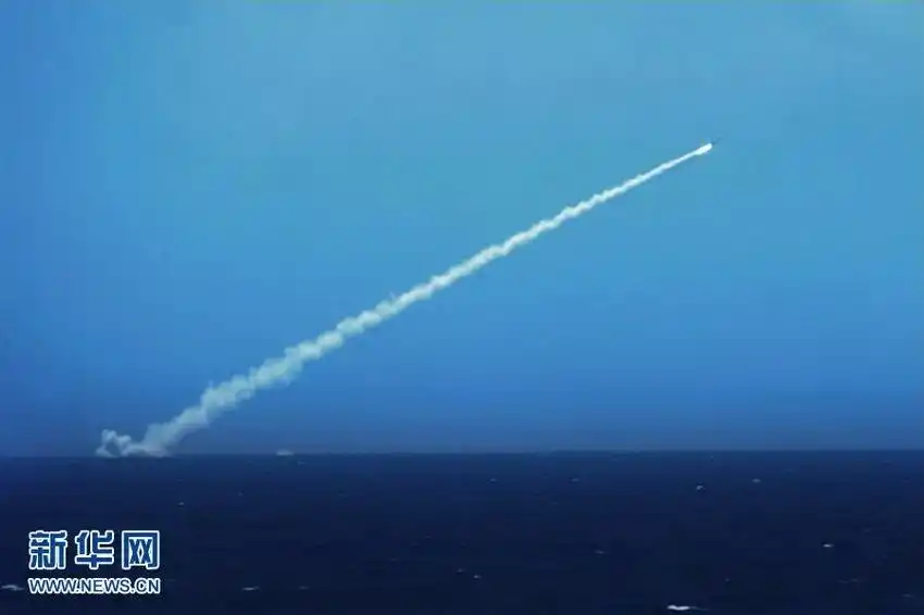 中國海軍東海艦隊潛艇水下發射導彈出水瞬間。在高天雲論文的打擊方案中,潛艇部隊承擔第一波突襲任務——前出至航母戰鬥群週邊,以高超音速飛彈優先清除編隊中的「宙斯盾」平臺,為後續蜂群攻擊撕開防禦缺口。圖/取自新華社