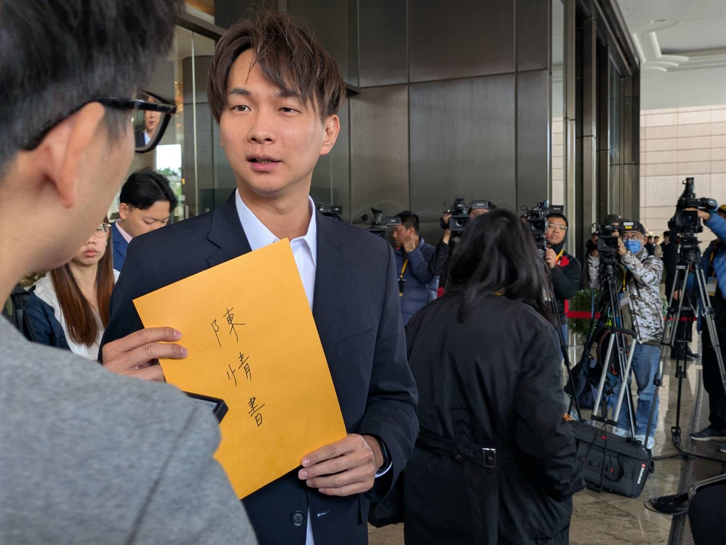 民眾黨北市議員陳宥丞受台商所託轉交陳情書給上海台辦。圖/高陸攝