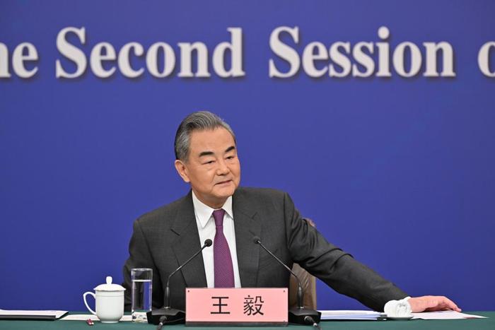 大陸「外交教父」、外交部長王毅今（7日）在「兩會」安排的外長記者會上，回答了21個問題。圖／取自新華網