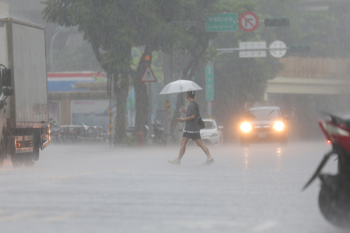 西南氣流帶來充沛水氣　21縣市嚴防豪大雨高屏最顯著