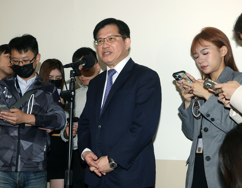 民進黨政策會執行長王義川自爆大規模監控民眾手機，外交部長林佳龍公開切割與這位子弟兵的關係。圖/中央社