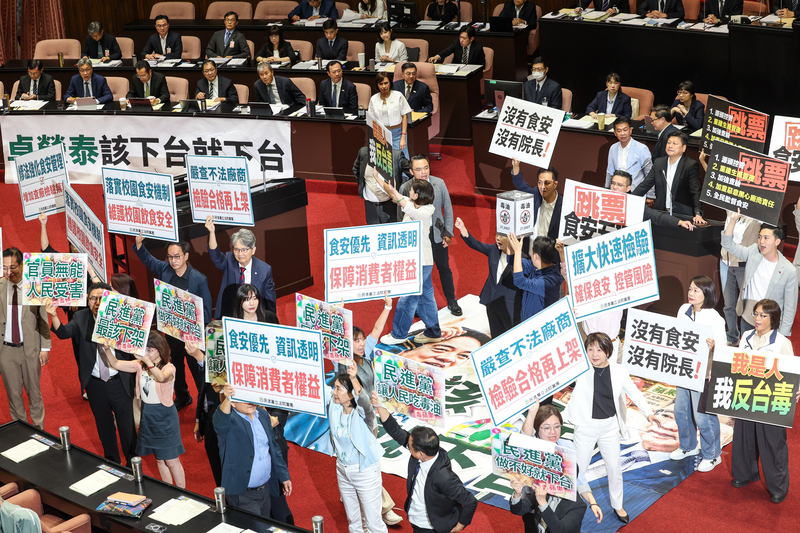 行政院長卓榮泰14日下午赴立法院提出中聯油脂大豆沙拉油事件及食安監管機制缺失檢討專案報告並備質詢,國民黨立法院黨團在議場舉牌抗議,杯葛卓榮泰上台報告。圖/中央社