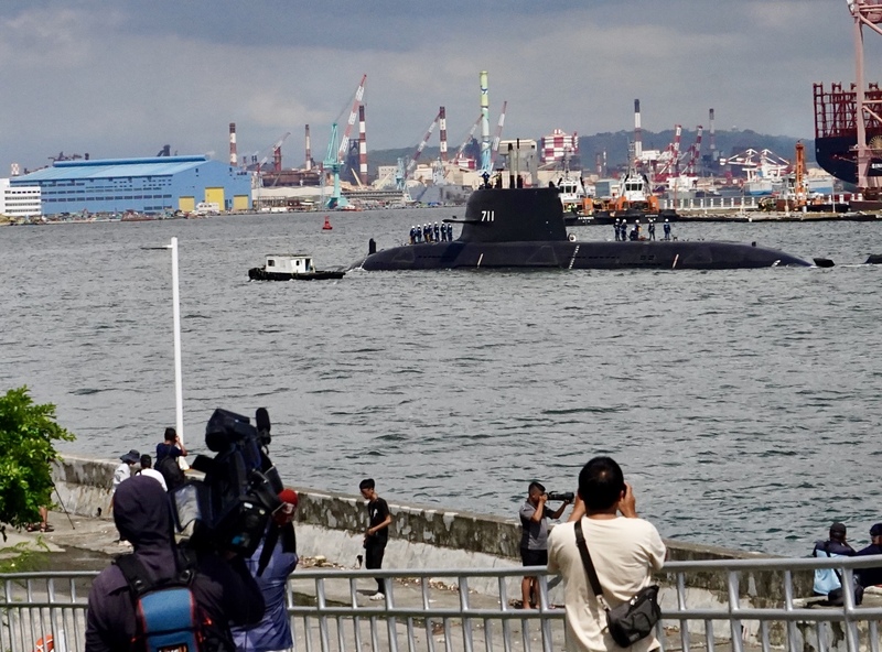 國造潛艦原型艦海鯤艦已完成泊港測試（HAT），17日駛出高雄港，進行正式海上測試（SAT），這也是海鯤艦的首次海測，吸引軍事迷前往搶拍。圖／中央社