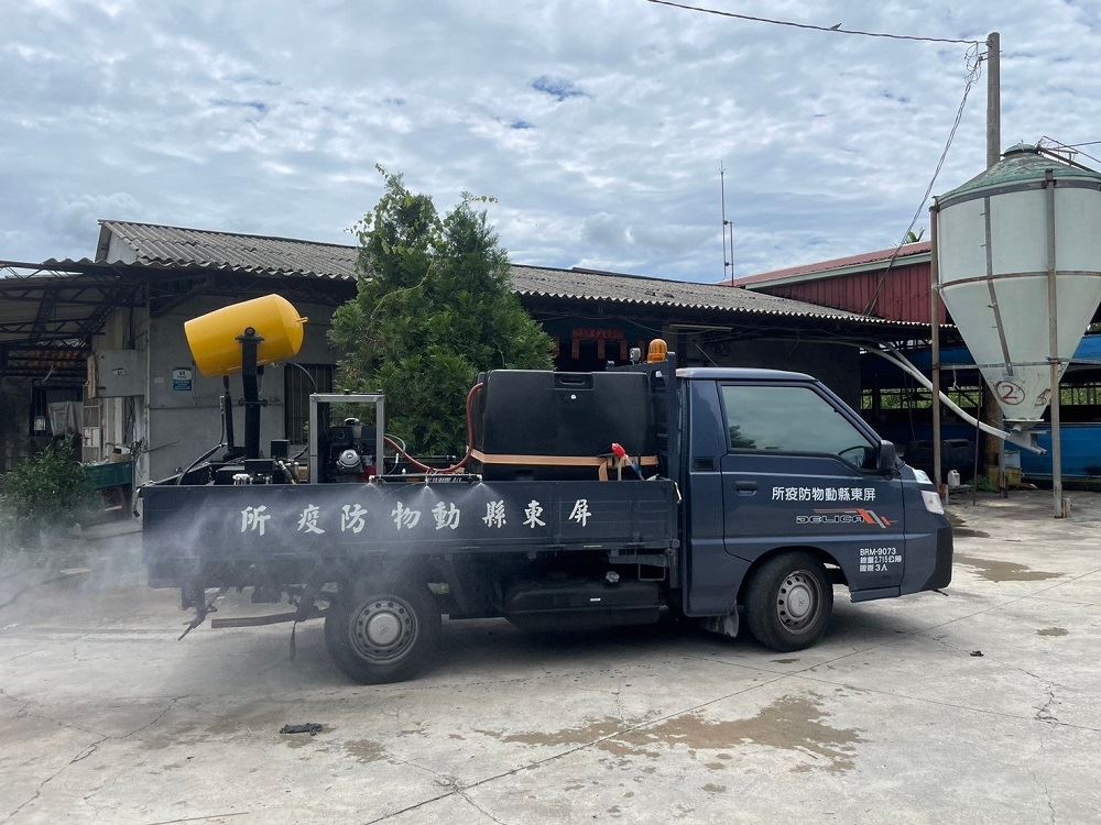 屏東縣動物防疫所出動車輛至高危險區噴灑殺蟲劑。圖/取自屏東縣政府官方網站