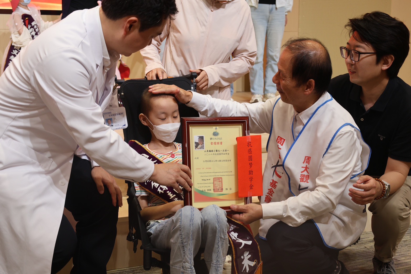 周大觀文教基金會頒發「抗癌圓夢助學金」予10位大陸抗癌小鬥士,用行動落實「兩岸一家.讓愛起飛」。圖/周大觀文教基金會提供