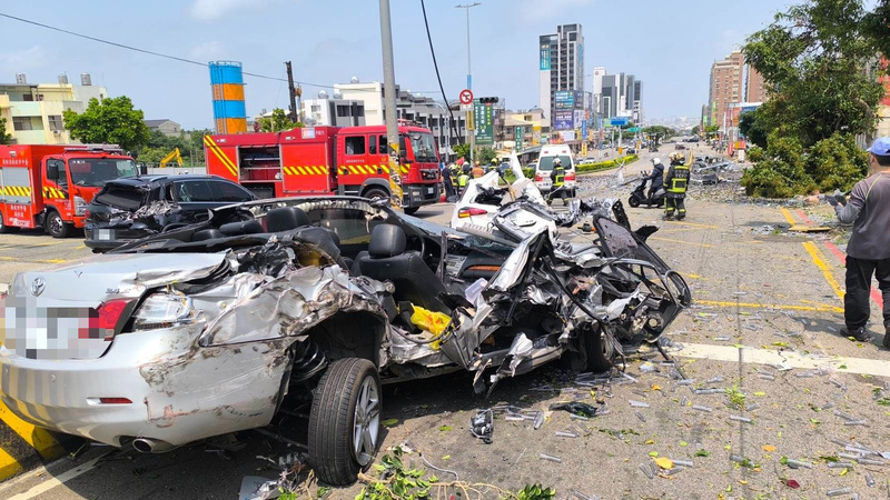 台中市沙鹿區向上路七段27日上午發生連環追撞事故，疑似因一輛滿載螺絲的聯結車因下坡路段失控釀禍。圖/中央社