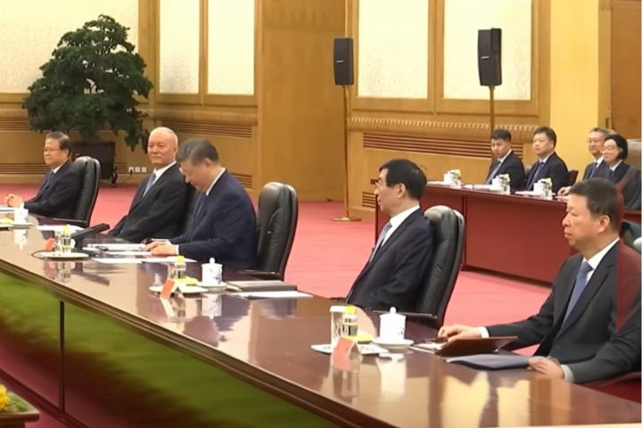 「鄭習會」上，中共總書記習近平發表談話，其右分別為蔡奇（左二）、鄭柵潔（左一），其左為王滬寧（右二）及宋濤（右一）。圖／翻攝自鳳凰衛視 YT頻道