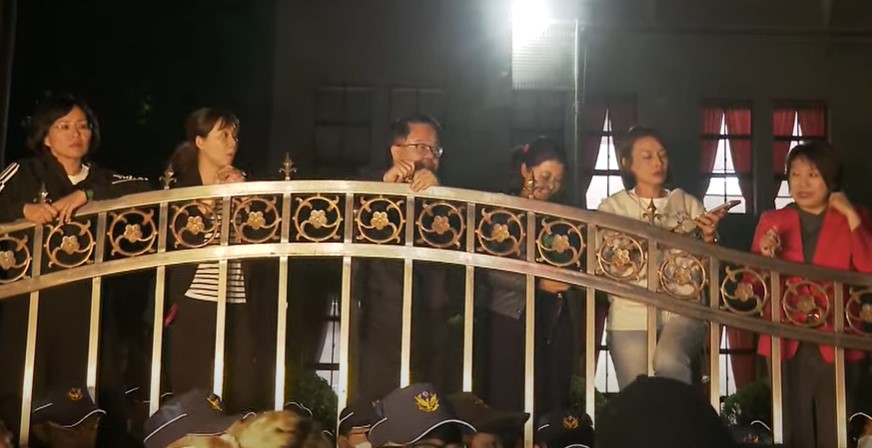 多位民進黨立委得知支持者集結，陸續從議場走出來透過圍牆向外致意。圖/林睿康攝
