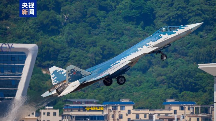 俄羅斯隱形戰機蘇-57首次亮相2024珠海航展,進行首次場地適應性訓練。圖/取自央視新聞