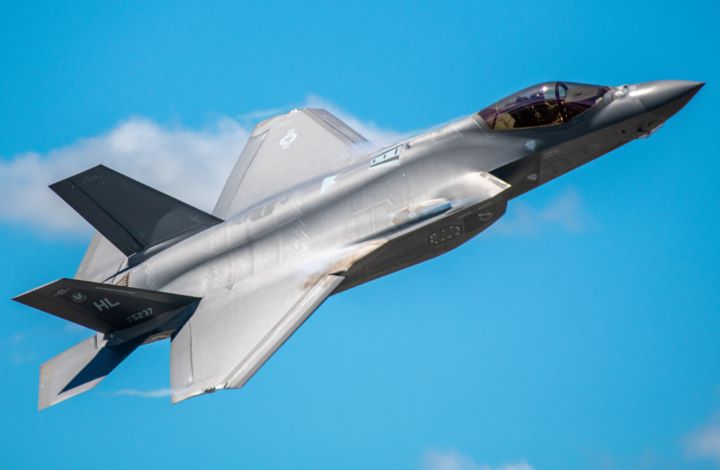 美軍F-35戰機(圖)可透過被動感測掌握敵情,並即時將目標資訊共享給F-16機群。圖/取自美國空軍
