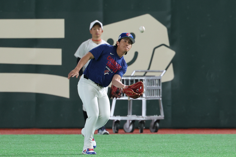   中華隊6日晚間將在東京巨蛋對戰地主日本隊，隊長陳傑憲（前）帶傷參與。圖/中央社