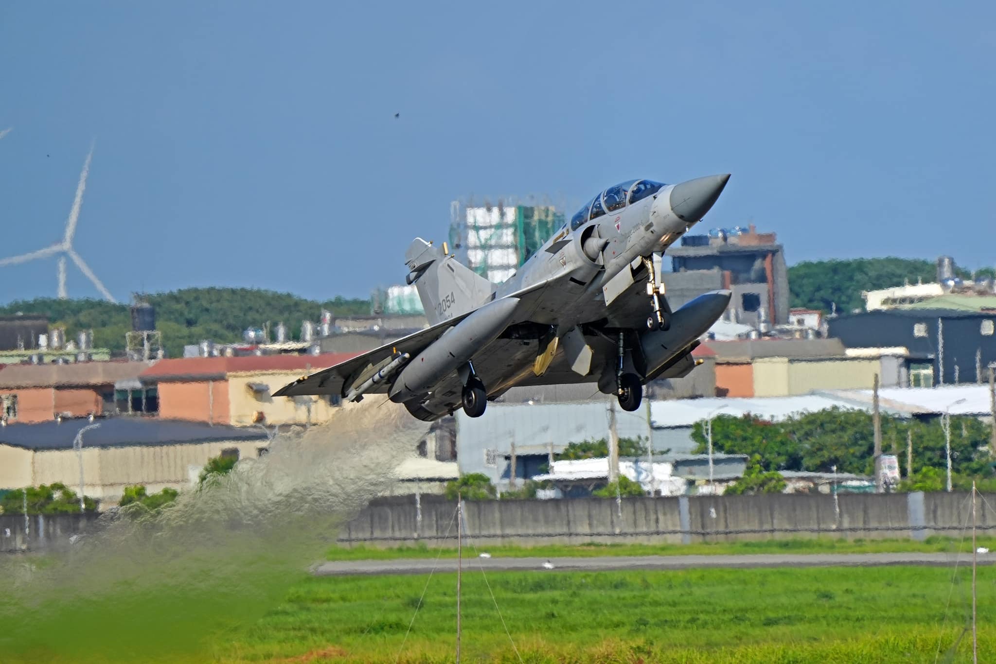 漢光40號演習昨登場，空軍各型戰機、運輸機在清晨分別起飛， 快速進行戰備轉場訓練。圖/取自國防部發言人臉書