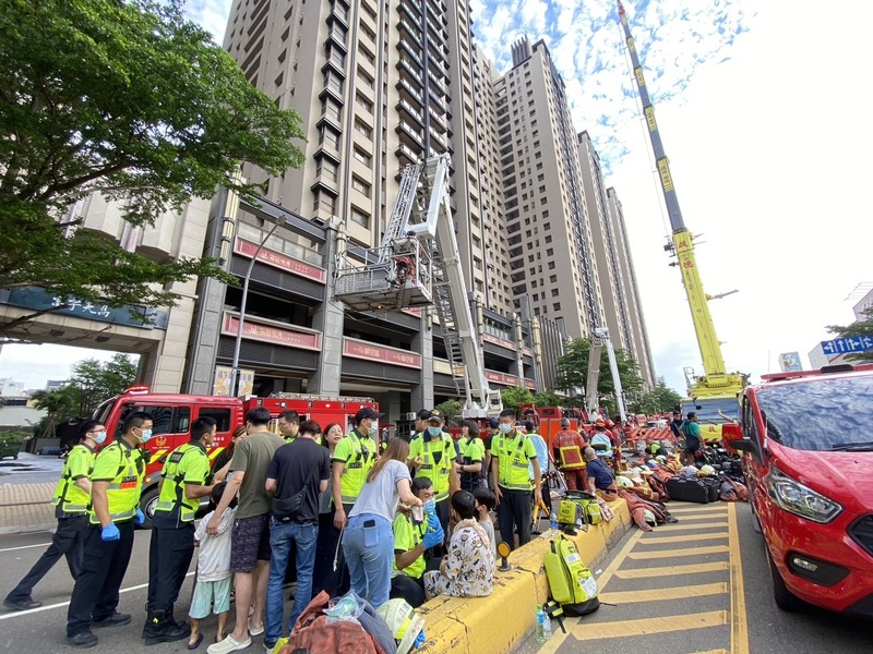 新竹市東區豪宅大樓「豐邑晴空匯」昨晚發生大火，消防人員緊急救援中。圖／中央社