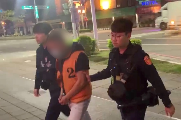 李男（中）謊稱高雄捷運紅線巨蛋站有炸彈，警方將他帶回偵辦。圖/警方提供