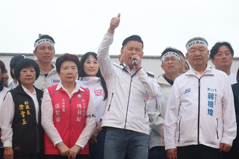 國民黨台北市黨部主委黃呂錦茹遭羈押禁見，台北市議長戴錫欽（中）將代理主委職務。圖/中央社