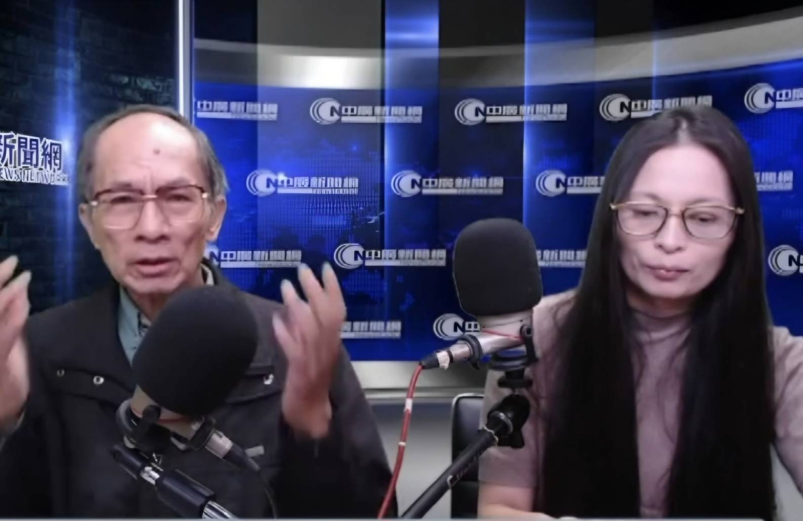 陸配劉振亞（亞亞）在今天（25日）被移民署限期離境的前一天，接受中廣新聞網主持人鄭村棋（左）訪問，並公布「給台灣同胞的一封信」。圖／截自Tifa台灣國際家庭互助協會粉絲團臉書使用中廣新聞網
