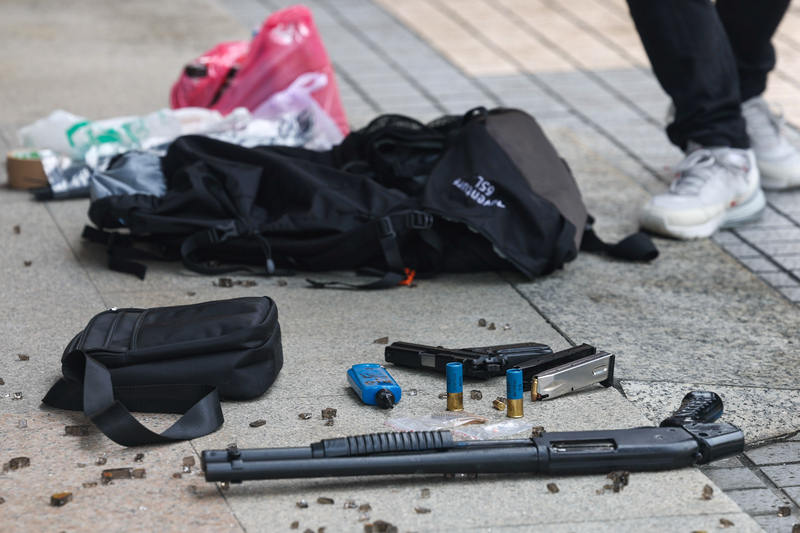警方到場逮捕開槍的張男，並查扣其所持的一把長槍、一把短槍。圖/中央社