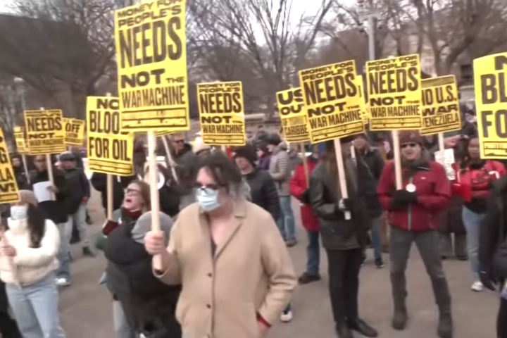 全美逾百城市民眾爆發反戰示威　抗議任意出兵逮捕馬杜洛
