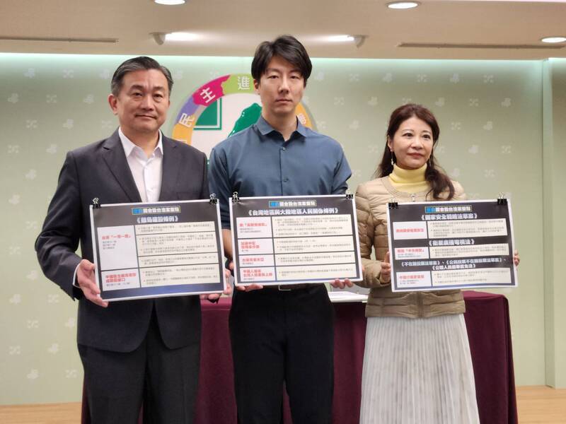 民進黨立委王定宇（左）15日開記者會指控，有國民黨立委（廖先翔）以宏都拉斯蝦農失業為由，要砍掉外交部預算，這提案實在太瞎。圖/中央社
