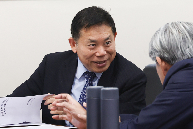 國發會要求各部會回覆雙語政策實施成果，國民黨立委柯志恩感嘆該函發文日是4月7日，當天正是連假過後首日，全國上下都在為川普新關稅發愁、股市歷史性大跌兩千點，圖為國發會主委劉鏡清。圖/中央社