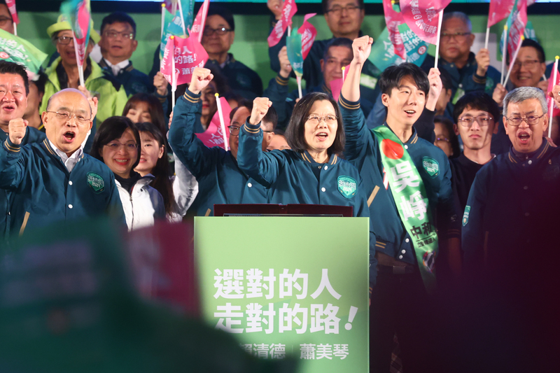 總統蔡英文(前中)登台助選,與眾人一起振臂呼喊口號。圖/中央社