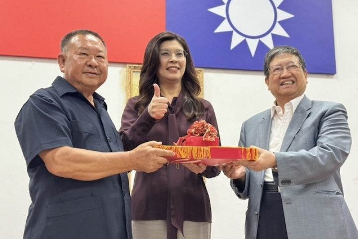 竹縣藍營裂痕未平？鄭麗文急赴新竹喊團結　點名年底選戰「不能輸」