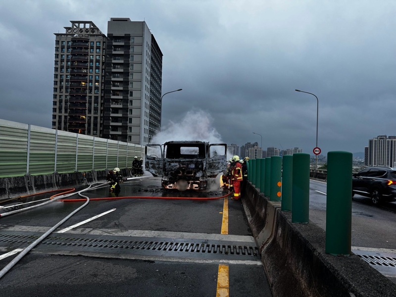 火燒車事故剛好發生於車潮眾多的下班時段，警消單位出動多名人員盡速排除事故使路段恢復通行。圖/中央社