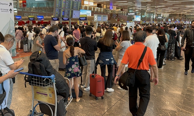 微軟19日發生全球大當機，新加坡樟宜機場的部分航空公司改採人工報到，出境大廳出現排隊人潮。圖/中央社