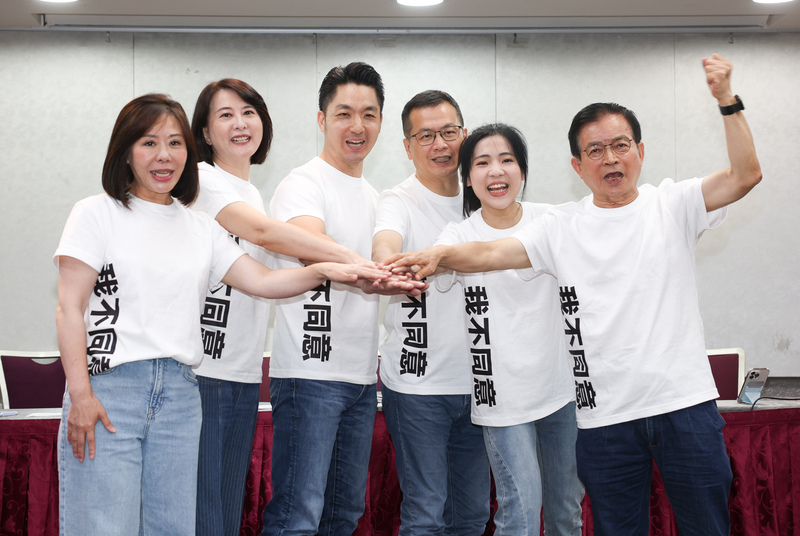 台北市長蔣萬安（左3）12日與國民黨立委李彥秀（左1）、王鴻薇（左2）、羅智強（右3）、徐巧芯（右2）、賴士葆（右1）一同宣傳反罷免。圖/中央社