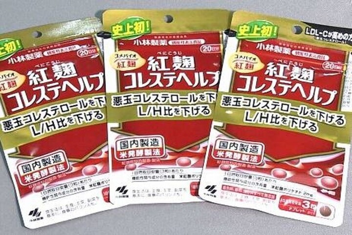 目前的健康受害主要出現在服用2023年9月後製造「紅麴膽固醇顆粒」（紅麹コレステヘルプ）的消費者身上。圖/取自小林製藥官網