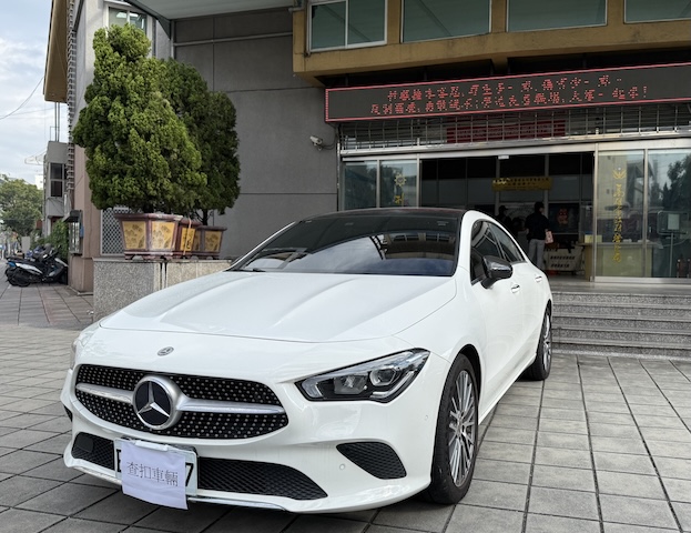 高雄檢警破獲一個跨國洗錢集團,圖為查扣的賓士汽車。圖/警方提供