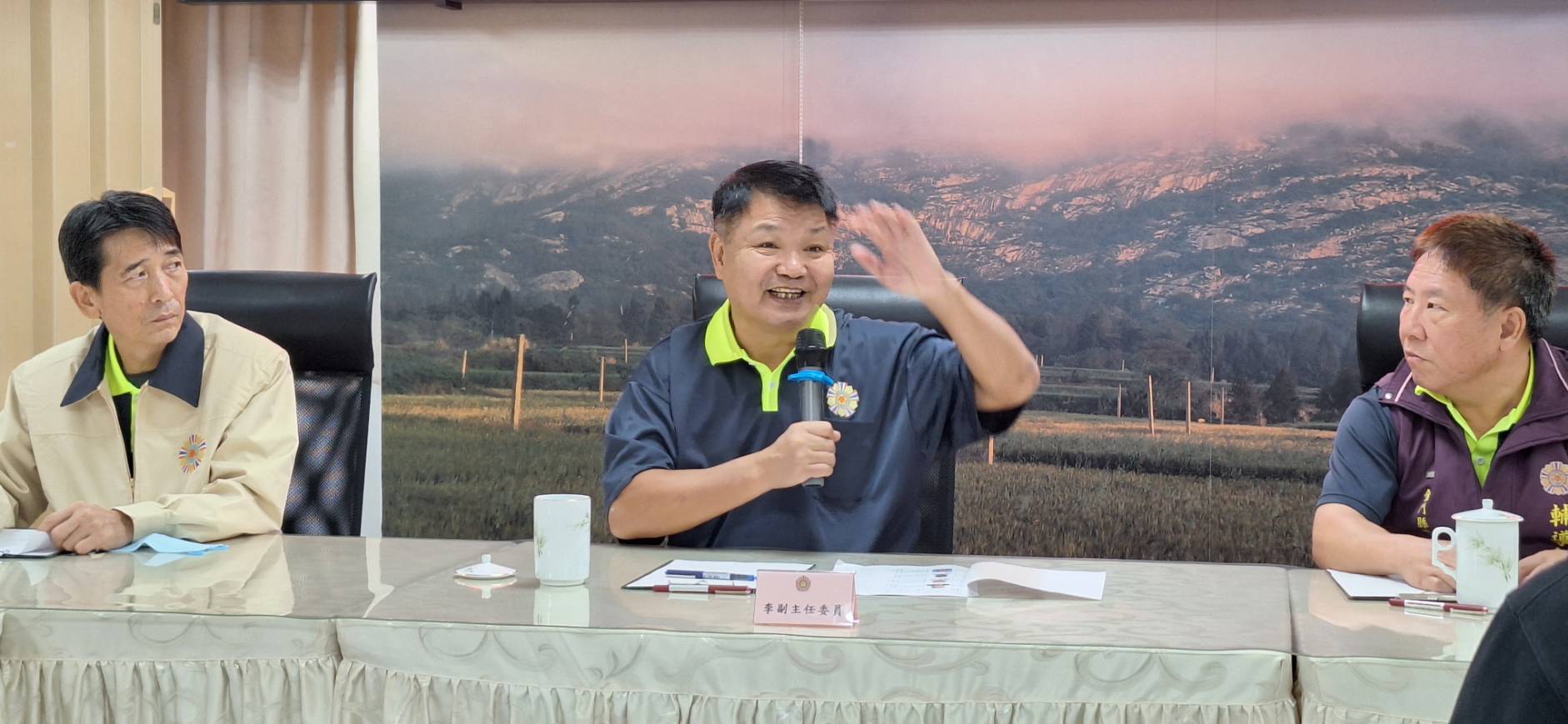前退輔會副主委李文忠（中）檢討大罷免認為，「抗中保台」路線並沒錯，錯的是「過了頭」。圖／取自退輔會