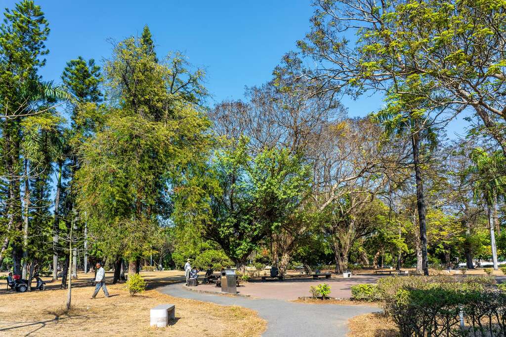 台南公園常有機車違規闖入，對此，台南工務局公布6月1日起將啟動科技執法。圖/取自台南旅遊網