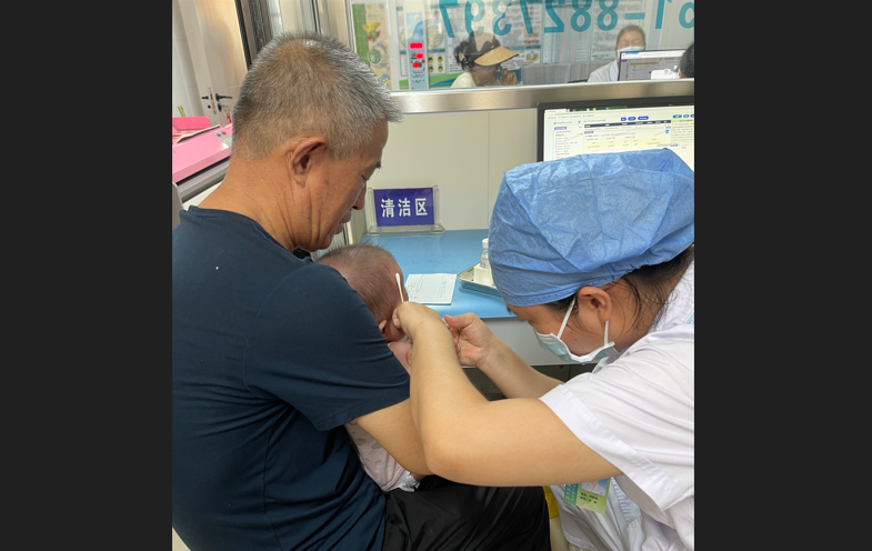 長城社區裡面有衛生服務站，幫忙帶娃娃的爺爺奶奶們，抱著寶寶來打疫苗。圖/陳素貞攝