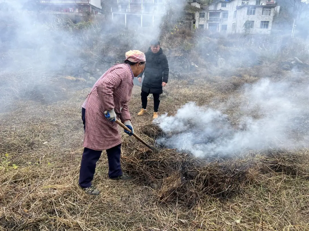 大陸農村秸稈焚燒是常有的事，法規上大陸去年已頒禁令，檢舉要罰款2000元人民幣，如今「法典」一旦通過，將有更細緻的規範。圖／取自搜狐