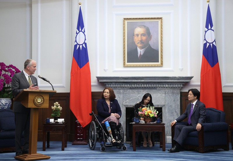 總統賴清德昨（29日）在總統府接見到訪的美國參議院跨黨派代表團，參議員蘇利文（Dan Sullivan）（左）致詞強調，此行展現台美關係堅若磐石、有原則而且是跨黨派的，美國對台灣的支持是不會改變的。左2為參議員達克沃斯（Tammy Duckworth）。圖／中央社