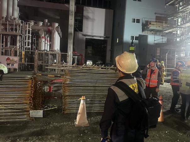 興達發電廠9日晚間發生爆炸起火，高雄市環保局人員到場監測空污。圖/高市環保局提供