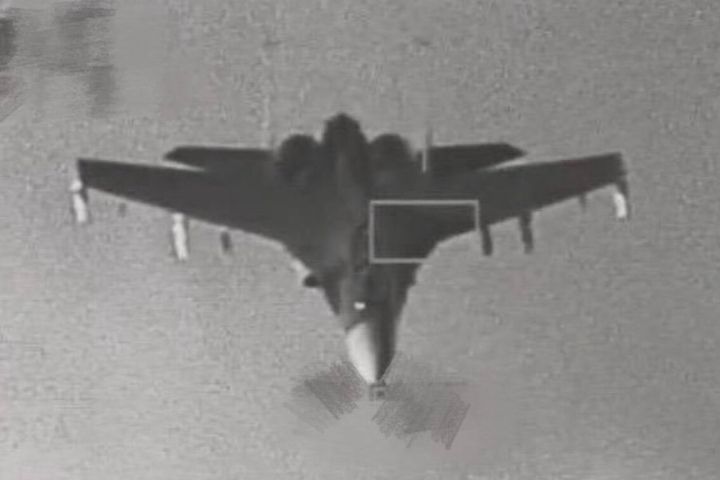 2025年底,大陸對台實施「正義使命-2025」演習,國防部披露F-16V戰機透過「狙擊手先進標定莢艙」監控中共殲16戰機畫面。圖/國防部提供、中央社